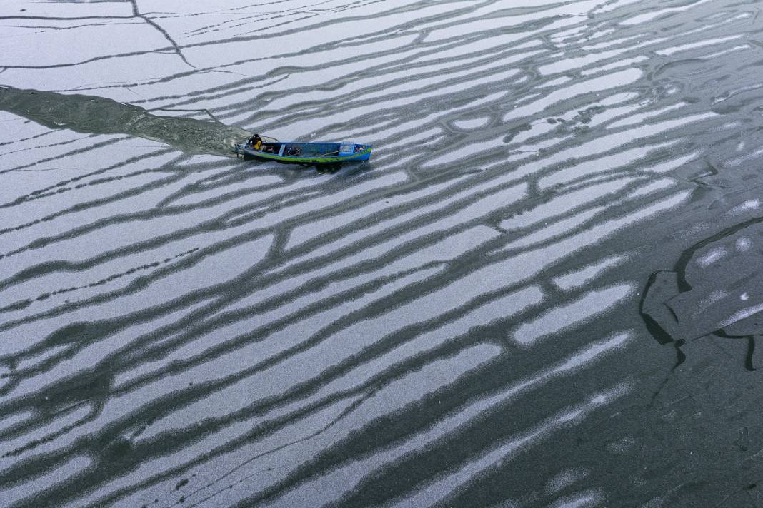 Karı, kışı gelin birde onlara sorun! Konya'da buzu kırıp ekmeklerini çıkartıyorlar 6